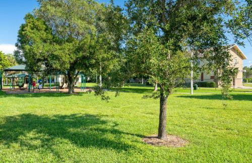 Roxanas 3bed 2bath Home with Modern Interior and BBQ Backyard - Photo 26