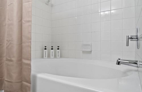 Worldcup Ready Beautifully Furnished One Bedroom Apartment in the Heart of West Village Dallas with Pool and Free Parking - Foto 24