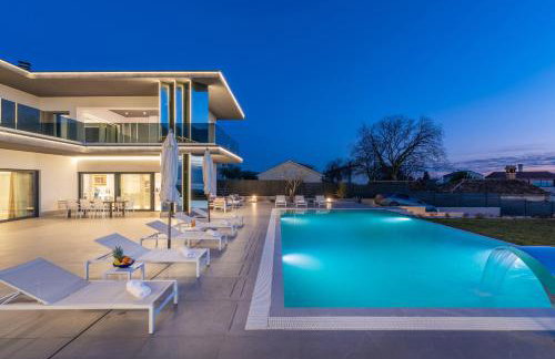 Villa Sara for 10 people near Novigrad with sea view and salt- water pool - Foto 16