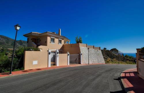 Luxurius Villa with private pool - Photo 24