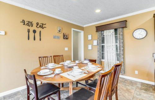 Near Hiking! Mtn-View Midway Home with Deck - Foto 6