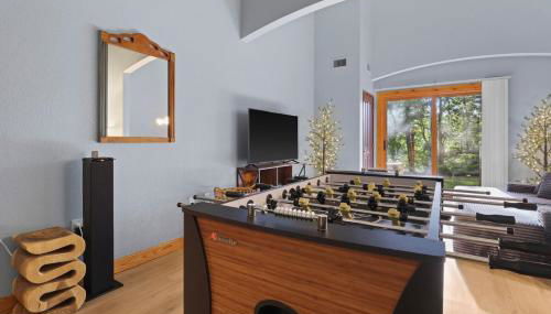 Family Getaway - Outdoor Activity Oasis - Mins to Downtown and Water Parks - Jacuzzi - Game Rm - Foto 2, Game Room