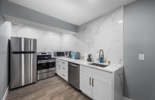 Chic & Cozy Montrose Apt with Pool & Parking - Foto 14