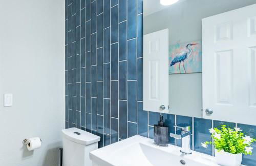 Colorful Home - Pool - Game Room - Basketball Court - BBQ & More - Photo 20