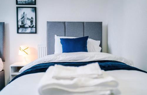 Spacious 5 bedroom house near Leeds City Centre sleeps 12 suits contractors with free parking - Foto 25