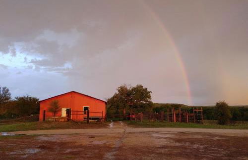 Stay on a 350-acre Cattle Ranch! Brazos River! Tubing! Petting zoo! - Foto 42