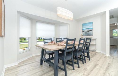 Beautiful Spacious Home! Close to Beaches - HEATED Private Pool - Foto 26