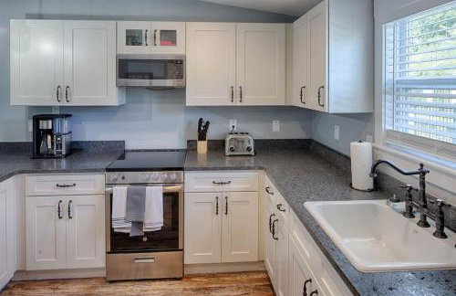 Quaint Cottage with Private Pool-Walk to Everything - Foto 7