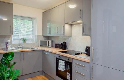 Spacious Home near Heathrow & Windsor with Parking - Photo 17