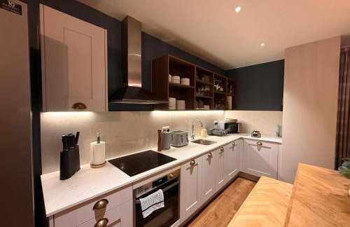 Luxury Private Room with Living Area Wembley Stadium View - Photo 23