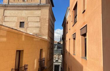 Apartment in monumental square Madrid Center - Photo 10