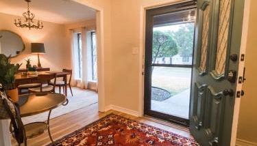 Designer Single Story 4 bed 3 bath home in mid-century style with big backyard and garage - Foto 4