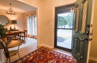 Designer Single Story 4 bed 3 bath home in mid-century style with big backyard and garage - Foto 4