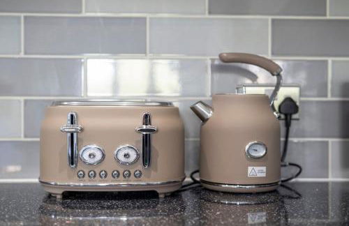 Designer 1BR I Work-From-Home Ready I Fast Wi-Fi - Foto 47