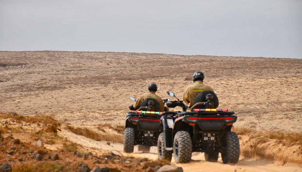 Desfrutando do tour de quadriciclo pelo deserto de Viana