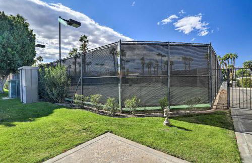 Patio and Pool Access Stunning Palm Desert Townhome - Foto 25