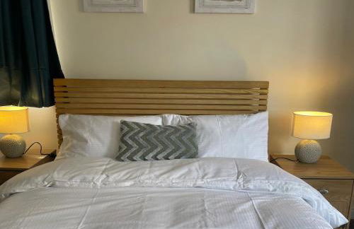 The Iris house is close to city centre and is ideal for tourists, visiting family members or work related activities including contractors - Foto 8