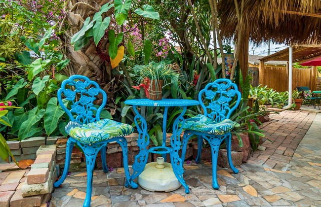 The Secret Garden - The Cottage Near Beach, Shops, Restaurants, Pet Friendly, Close to Lucerne Ave! - Foto 37