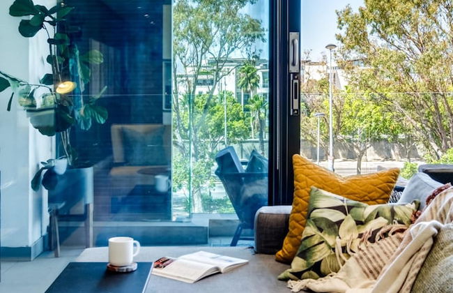 Urban Chic Apartment Close to Waterfront Warwick - Photo 20