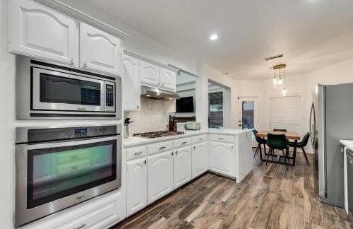 Modern and Luxury DFW Mansion with Backyard Oasis - Foto 31