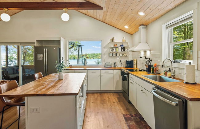 Lake Daze by Avantstay Lakefront w/ Modern Interior, Enclosed Porch & Hot Tub - Foto 12