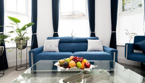 THE PALMS Lux living Condo B'mouth Town Centre & Beach - Photo 2