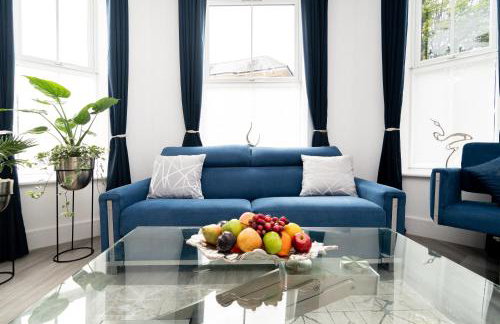 THE PALMS Lux living Condo B'mouth Town Centre & Beach - Photo 2
