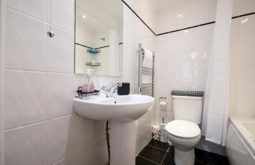 Coastal Escape with Balcony & River Dart Views - Foto 30