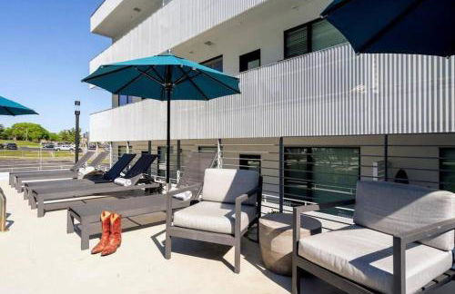 Stylish downtown condo w/ pool & parking - Foto 25