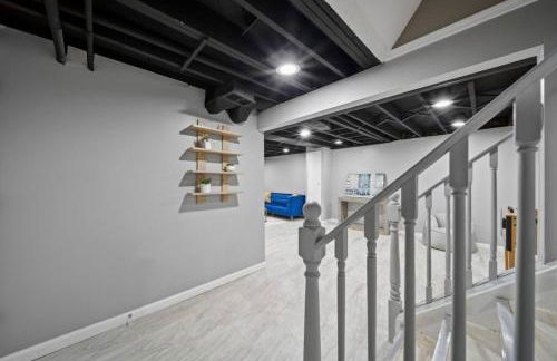 Elegant Oasis 4 Bedroom Home Away from Home - Photo 12