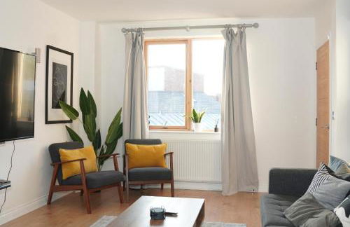 Spacious 4BR 4BA gated townhouse with balconies, Central JQ - Foto 1