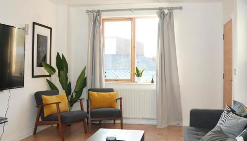 Spacious 4BR 4BA gated townhouse with balconies, Central JQ - Foto 1