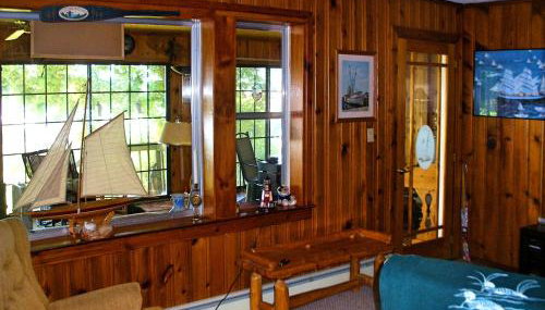 Rustic Lakefront Cottage Rental for Four on Randall Lake, Michigan - Foto 3