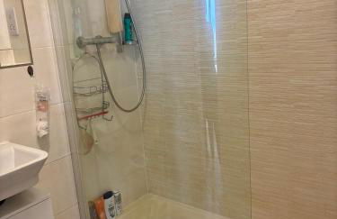 4 bed Townhouse with spectacular views 4 miles from Cardiff 10min drive or train journey to city centre - Photo 23