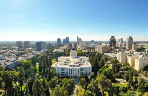 Historic Cottage + Modern Luxury • Walk to Capitol - Foto 59