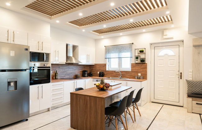 Superb Villa - Private Pool Jacuzzi Sauna Gym - Photo 10