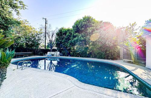 6BR Pool Escape for Friends and Family - LOU1 - BUR - Foto 1