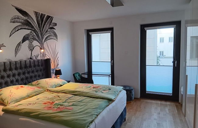 City Center Modern Retreat - Photo 2