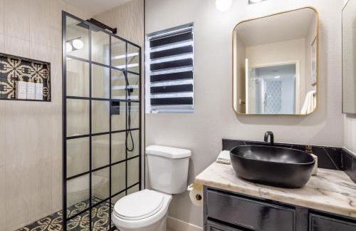 Spacious Yard, Sparkling Pool & Spa, Firepit, 9beds! - Photo 39