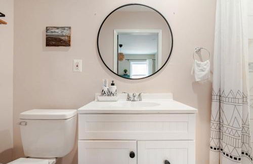 Stylish 3BR Townhouse with Backyard,and Easy Parking - Photo 12