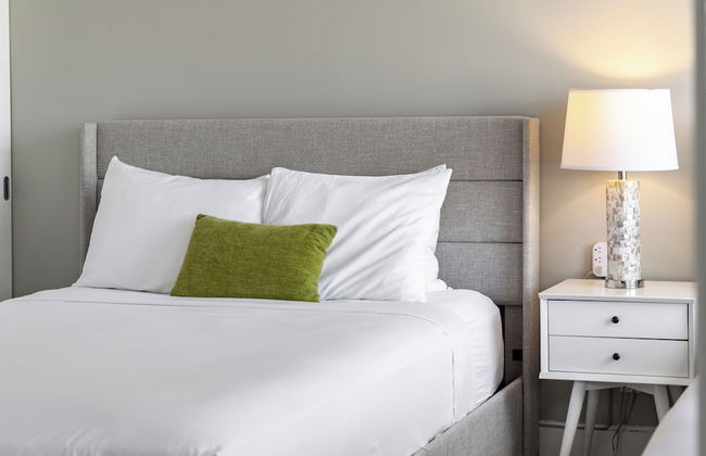 Partial Ocean View Condo with 2 Beds and Parking - Foto 75