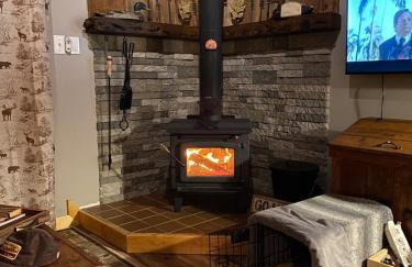 Cabin in the woods with fire pit and porch - Foto 24