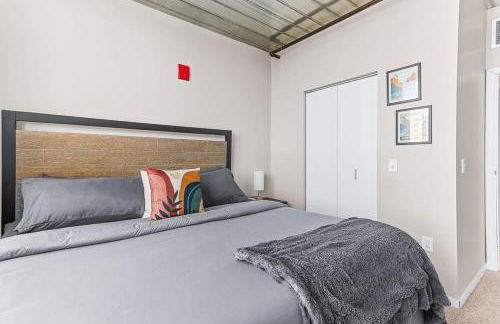 Downtown Ann Arbor 2 King Bed Balcony Apartment - Foto 16