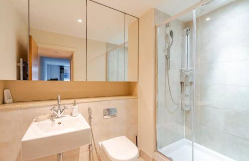 Chelsea Riverfront 2BR & Balcony - Foto 27