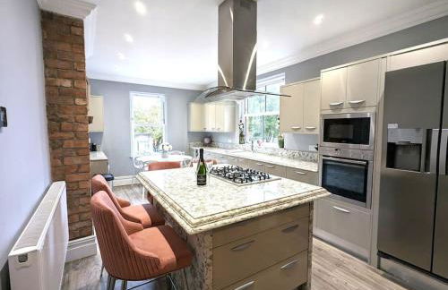 Lux 2 Bed Apartment, 2 Parking spaces, 1 minute to Metrolink - Photo 26