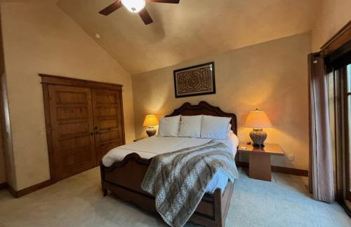 Luxe Artful Mountain Retreat with 4 King Suites, 8 Person Hot Tub and 3 Decks - Foto 58