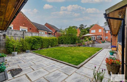 Silver Stag Properties Large 4 bed Property - Photo 29