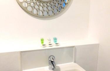 Newly refurbished 2 bedroom apartment close to station and local amenities - Foto 13