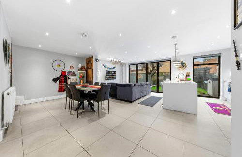 The Lumos House - 4 Bed Home w Parking near Harry Potter Studios - Foto 25