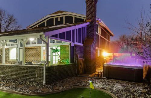 Pop Art Oasis with Karaoke Mini Golf Hot Tub and Pool - Photo 21